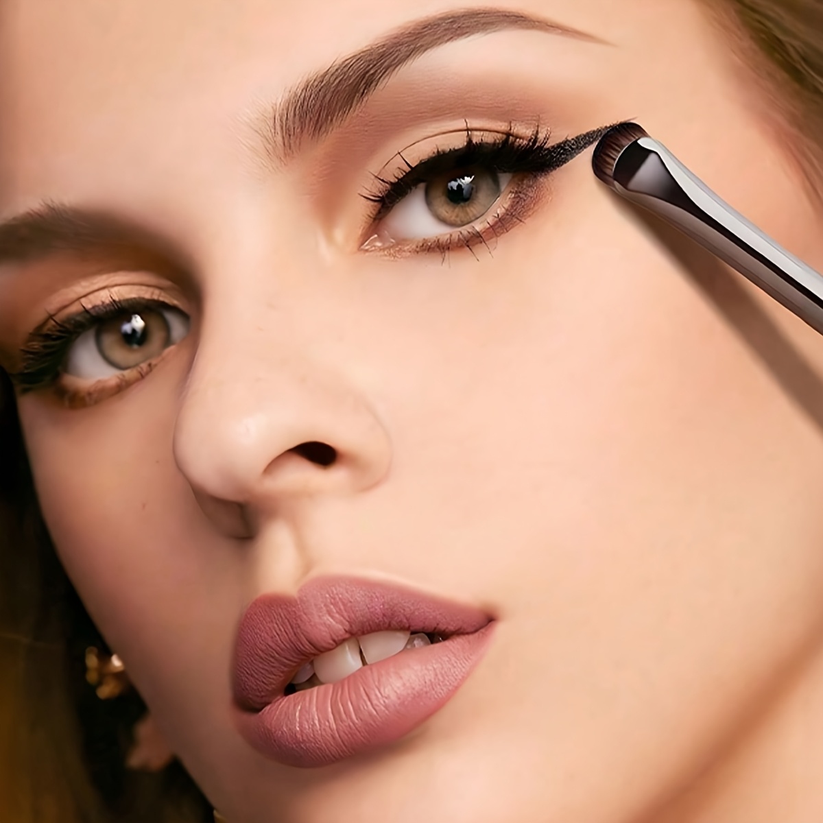 قطعتان من أدوات المكياج، فرشاة - مراجعة Beauty Makeup News وسعره