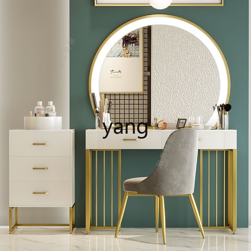 طاولة مكياج خاصة لصالونات التج - مراجعة Beauty Makeup Studio وسعره