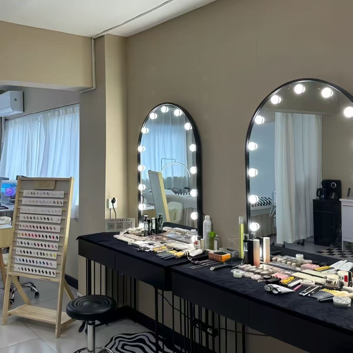طاولة زينة للاستوديو على الطرا - مراجعة Beauty Makeup Studio وسعره