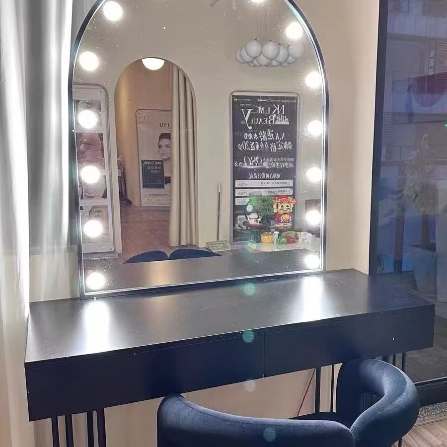 طاولة زينة للاستوديو على الطرا - مراجعة Beauty Makeup Studio وسعره