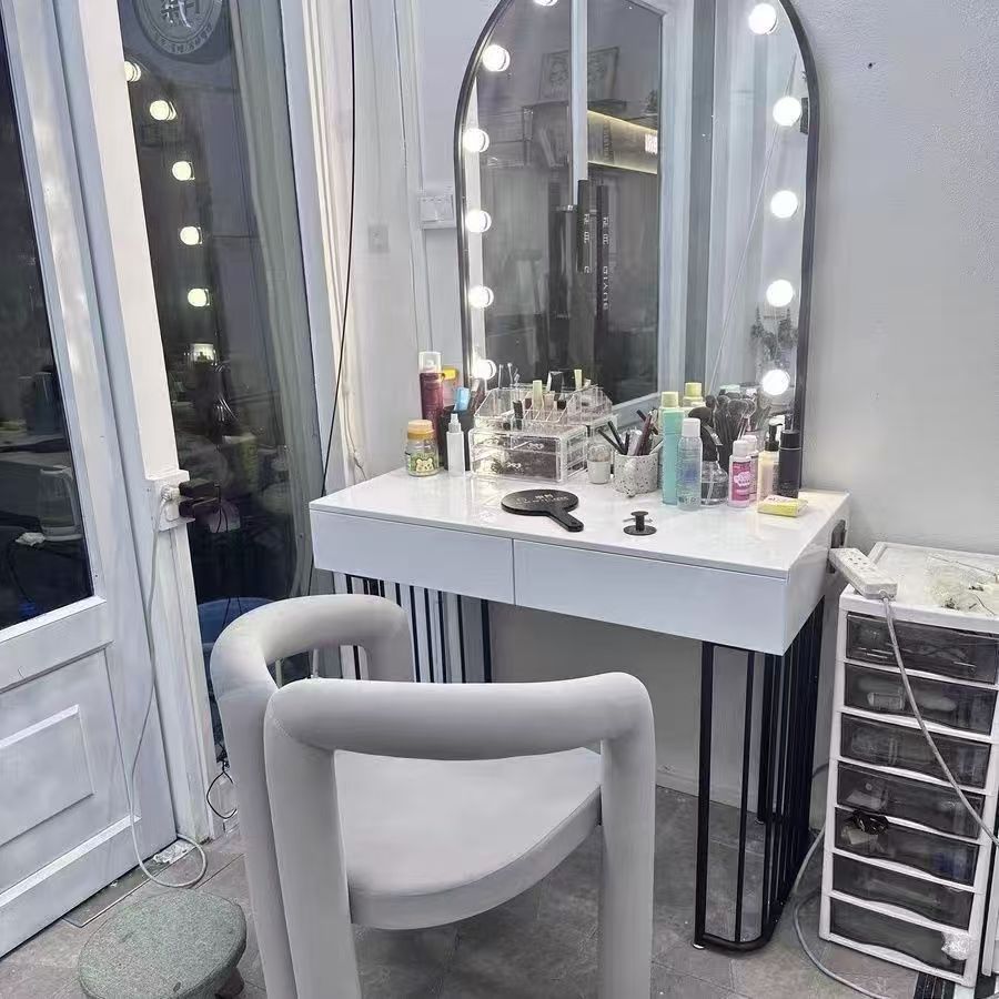 طاولة زينة للاستوديو على الطرا - مراجعة Beauty Makeup Studio وسعره