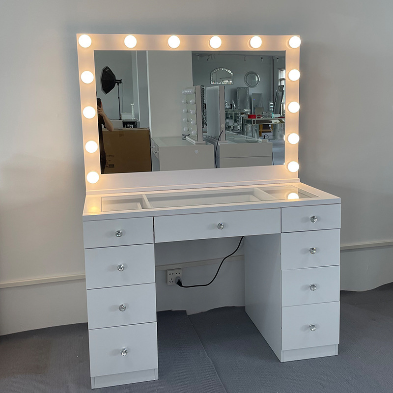 بقعة الإنترنت المشاهير استوديو - مراجعة Beauty Makeup Studio وسعره