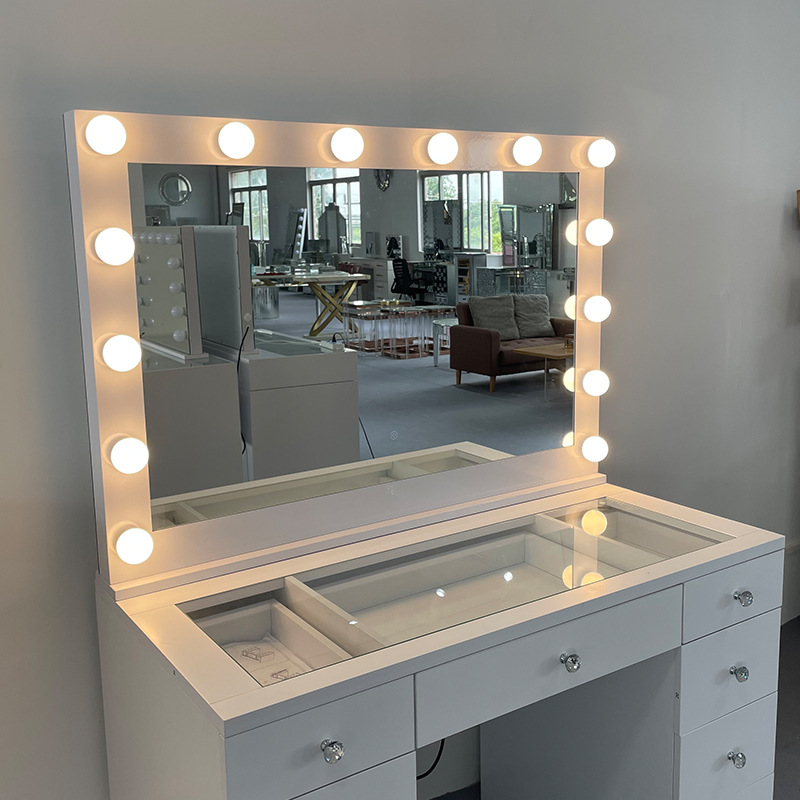 بقعة الإنترنت المشاهير استوديو - مراجعة Beauty Makeup Studio وسعره